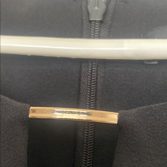 Elegant Black Dress with Gold Accent - Picture 3 of 7